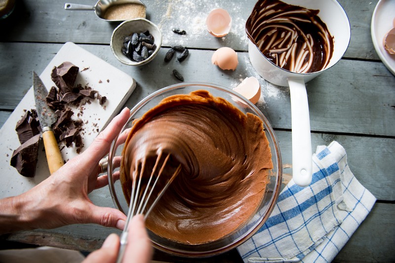 preparation du gâteau au chocolat avec ganache feve tonka