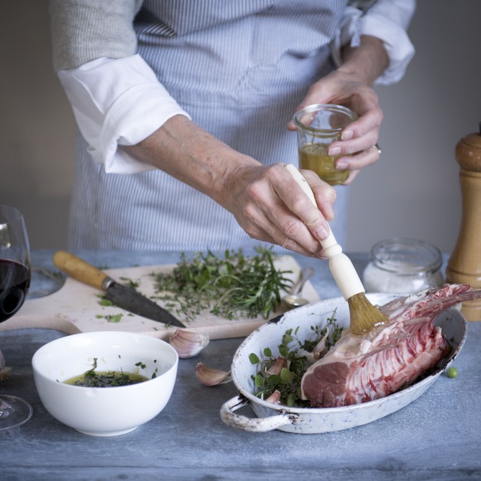 badigeonner l'agneau avec des herbes