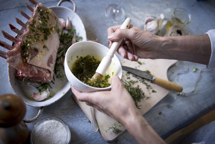 badigeonner l'agneau avec des herbes